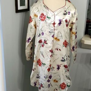 Women's night shirt. Satin,‎ size small,  looks larger. LAURA Leigh intim…